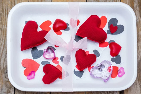 Bandeja de supermercado llena de corazones de amor para vender — Foto de Stock