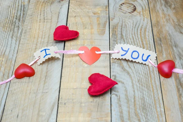 Różowy przewód trzymając kilka sztuk karton z napisem "Kocham cię" — Zdjęcie stockowe