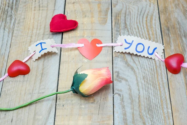 Różowy przewód trzymając kilka sztuk karton z napisem "Kocham cię" — Zdjęcie stockowe