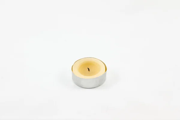 Una pequeña vela amarilla — Foto de Stock