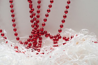 Kar taneleri, hediye kutusu ile beyaz bir arka plan üzerinde yer. Noel hediyeleri, Kızaklar, kar taneleri,