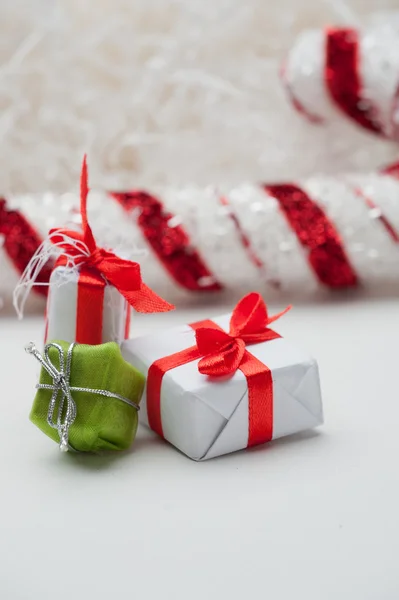 Situado sobre un fondo blanco con copos de nieve, caja de regalo. Regalos de Navidad, trineos, copos de nieve , — Foto de Stock