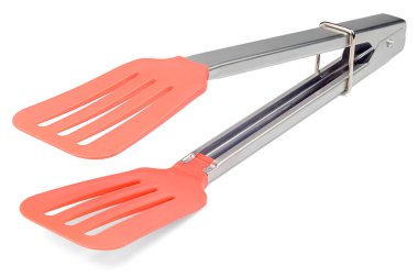 Yemek almak için silikat pembe spatulalı metal mutfak maşaları. Yatay, yakın plan, beyaz arkaplanda izole.