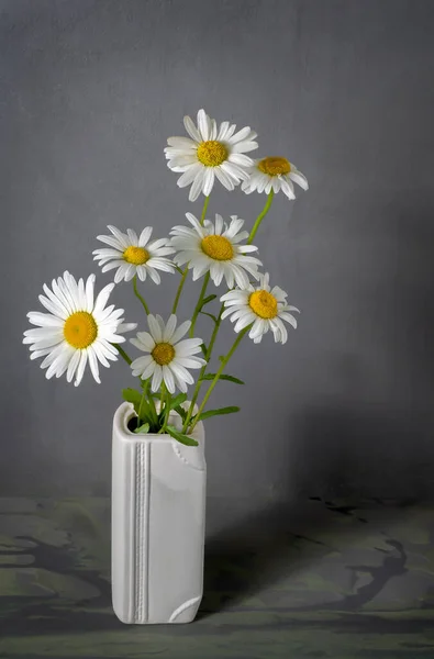 Een Klein Boeket Van Drie Kamille Bloemen Een Witte Keramische — Stockfoto