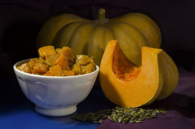 Seramik kase pişmiş kabak baharatlar ile