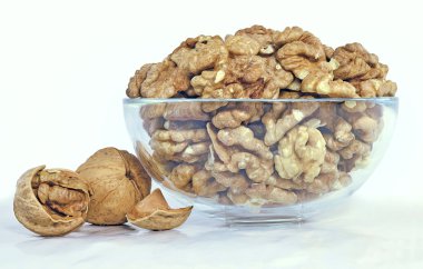 bir cam kabın içinde kabuk veya soyulmuş ceviz 