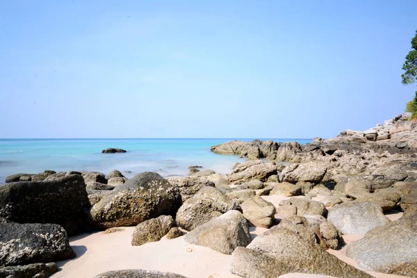 Θάλασσα Άμμος Βράχια Κύματα Όμορφη Θέα — Φωτογραφία Αρχείου