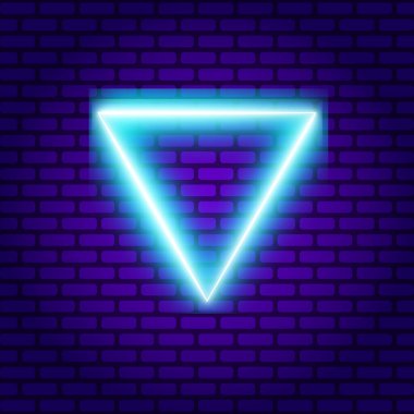 Mavi turkuaz üçgen parlak çerçeve üzerinde koyu mor tuğla duvar arkaplanı