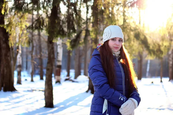 Portrait d'hiver femelle en forêt — Photo