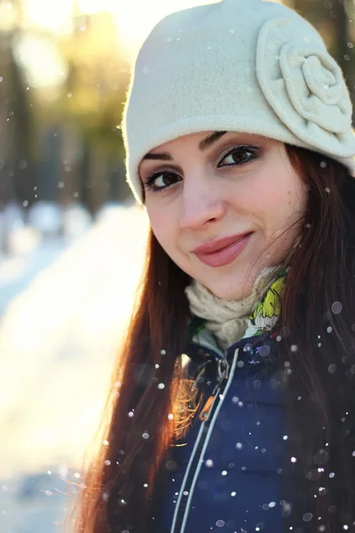 Снежная зимняя портретная женщина — стоковое фото