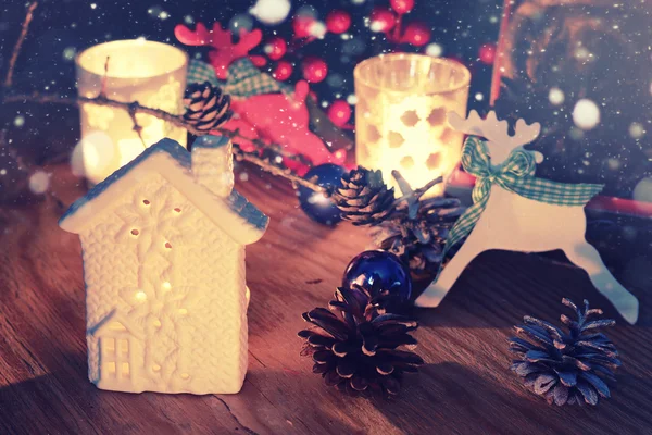 새 해 테이블 소나무 콘과 촛불 — 스톡 사진