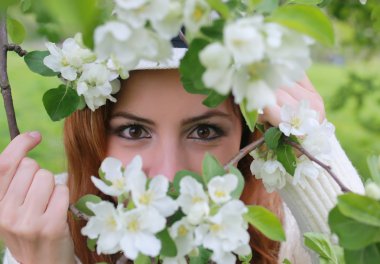 Kız gözün arkasında ağaç çiçek