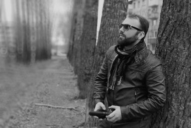 Kulaklıklı, parktaki sakallı adam.