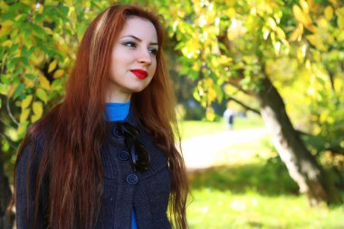 Kat kız sonbahar yaprakları