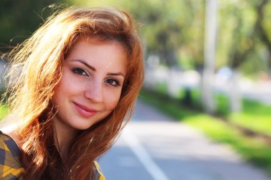 bir şapka hipster Kızıl saçlı kız