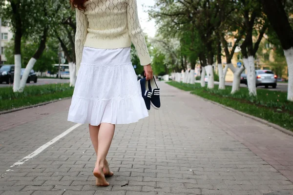 Barefoot girl on street — Stock Photo, Image