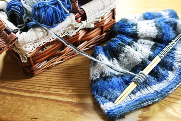 양모와 뜨개질 바늘 바구니 — 스톡 사진