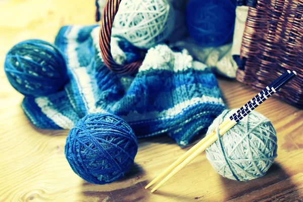 Wollknäuel und Stricknadeln — Stockfoto