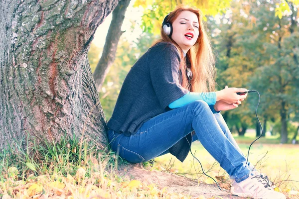 Outono menina deixa jogador casual — Fotografia de Stock