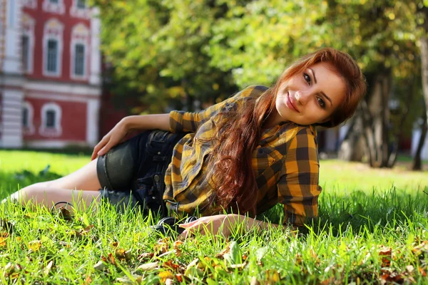 Menina ruiva em um chapéu hipster — Fotografia de Stock