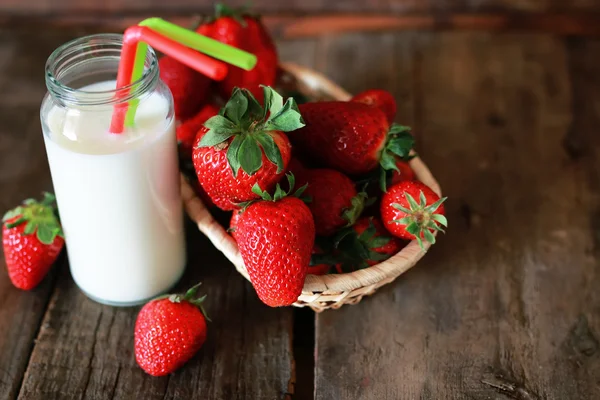 Erdbeeren und Milch im Glas — Stockfoto