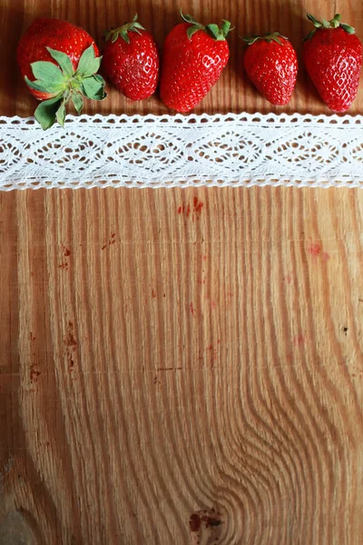 Erdbeeren oben auf Holzgrund — Stockfoto