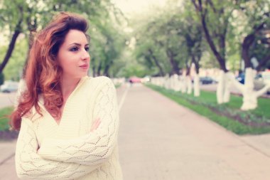 Bahar elma sokakta yürüyen kız