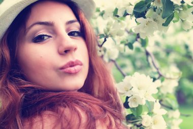 Elma ağacı çiçeğindeki kadın