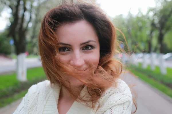 Menina retrato árvore de primavera — Fotografia de Stock