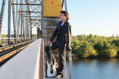 adam bir gitar bir demiryolu ile