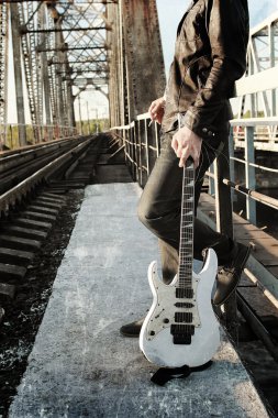 gitar bir demiryolu ile fotoğraf erkekler üzerinde karalama etkisi