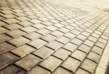 Asfalt parke taşı döşemesi üzerinde güneş ışığı 