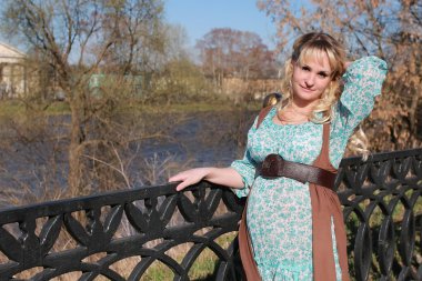 hamile kadın açık havada bahar