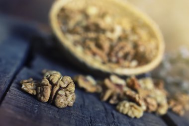 ahşap arka planda ceviz