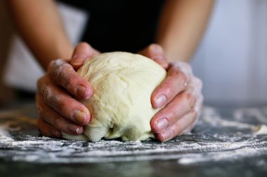 pizza hamur el hazırlamak