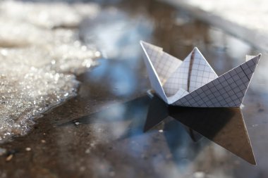 kağıt tekne bir havuzda