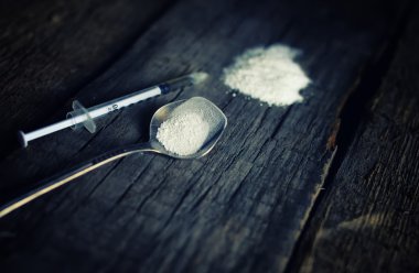 ilaç şırınga kaşık kokain ile kirli ahşap zemin