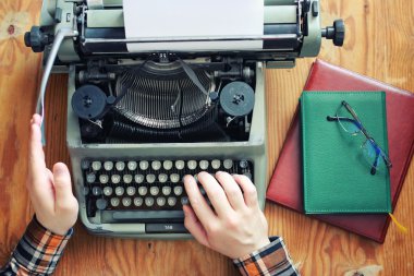 Daktilo retro el ahşap tablo