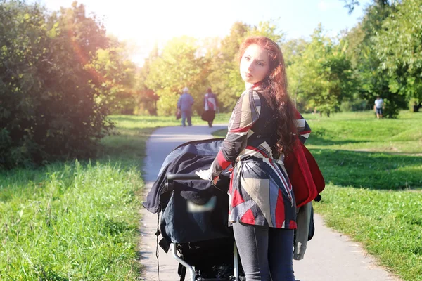 Caminhar as mulheres com luz solar de verão carrinho — Fotografia de Stock