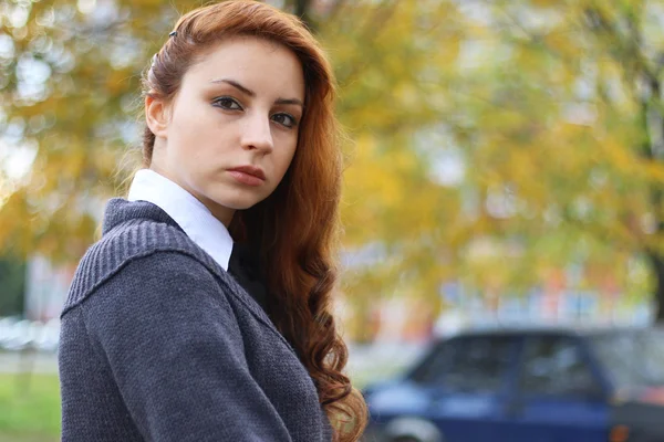 Fille aux cheveux roux en veste d'automne — Photo