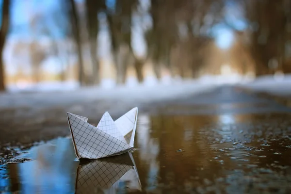 Színezett fénykép papír csónak a tavasz utca — Stock Fotó