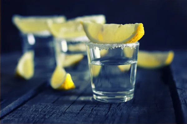 Tequila blanco sal limón color madera — Foto de Stock