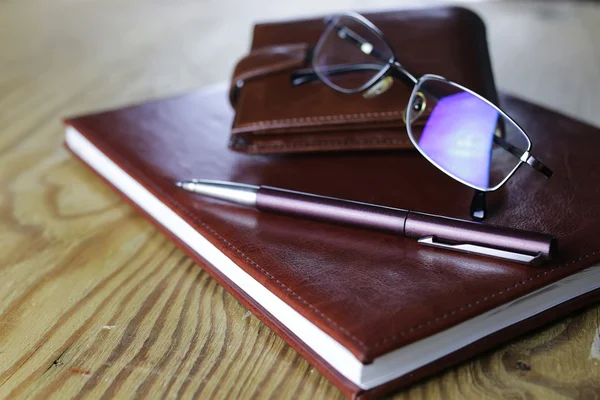 Ручка бизнес бумажник очки ноутбук — стоковое фото