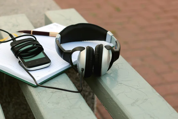 Bench with books Phone Earphones — Stock Photo, Image