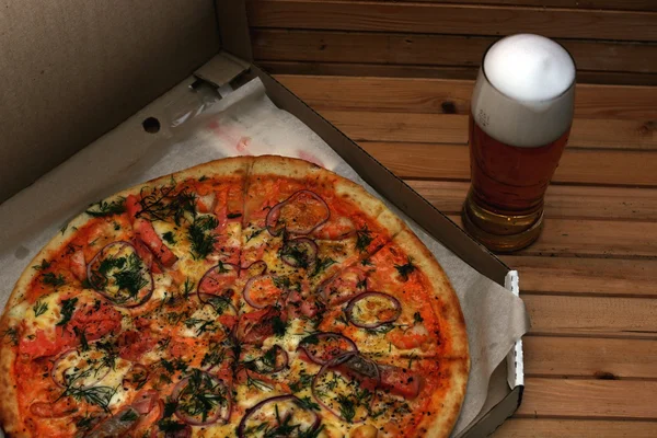 Pizza y un vaso de cerveza — Foto de Stock