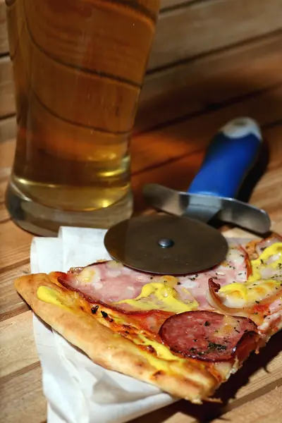 Pizza y un vaso de cerveza — Foto de Stock