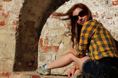 bir şapka hipster Kızıl saçlı kız