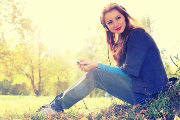 Ragazza autunno lascia giocatore casuale — Foto Stock