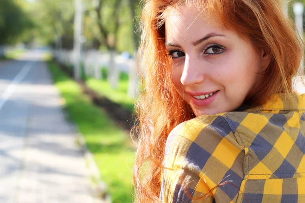 Menina ruiva em um chapéu hipster — Fotografia de Stock