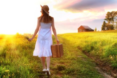 gün batımı alan kız